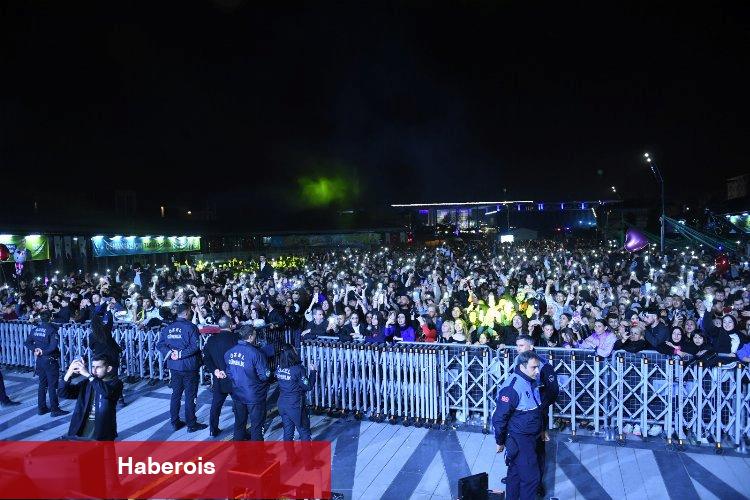 Bursa Osmangazi'de coşku Sinan Akçıl'la sürdü