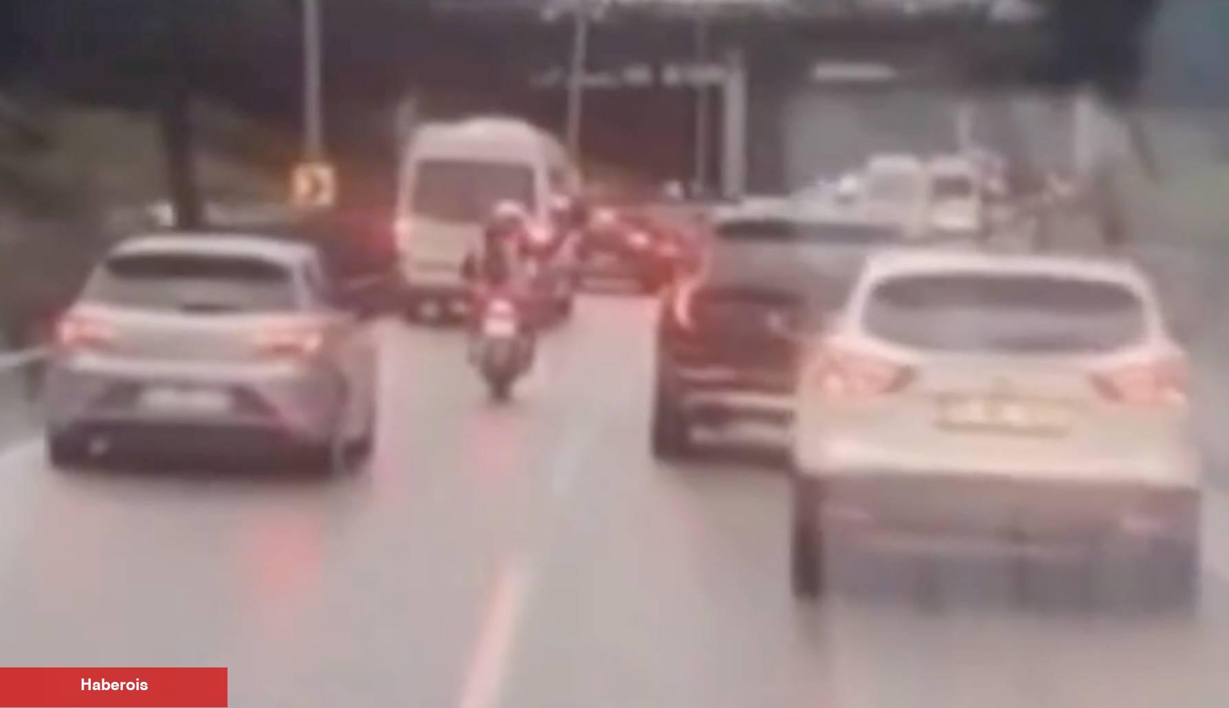 Bursa’da Motosiklet Sürücülere Ambulansa Nasıl Yol Açılır Gösterdi !