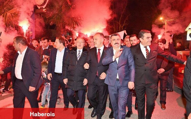 Bursa'da Vakıflı gençlerden başkanlara coşkulu karşılama - Haberois Bursa'da Vakıflı gençlerden başkanlara coşkulu karşılama