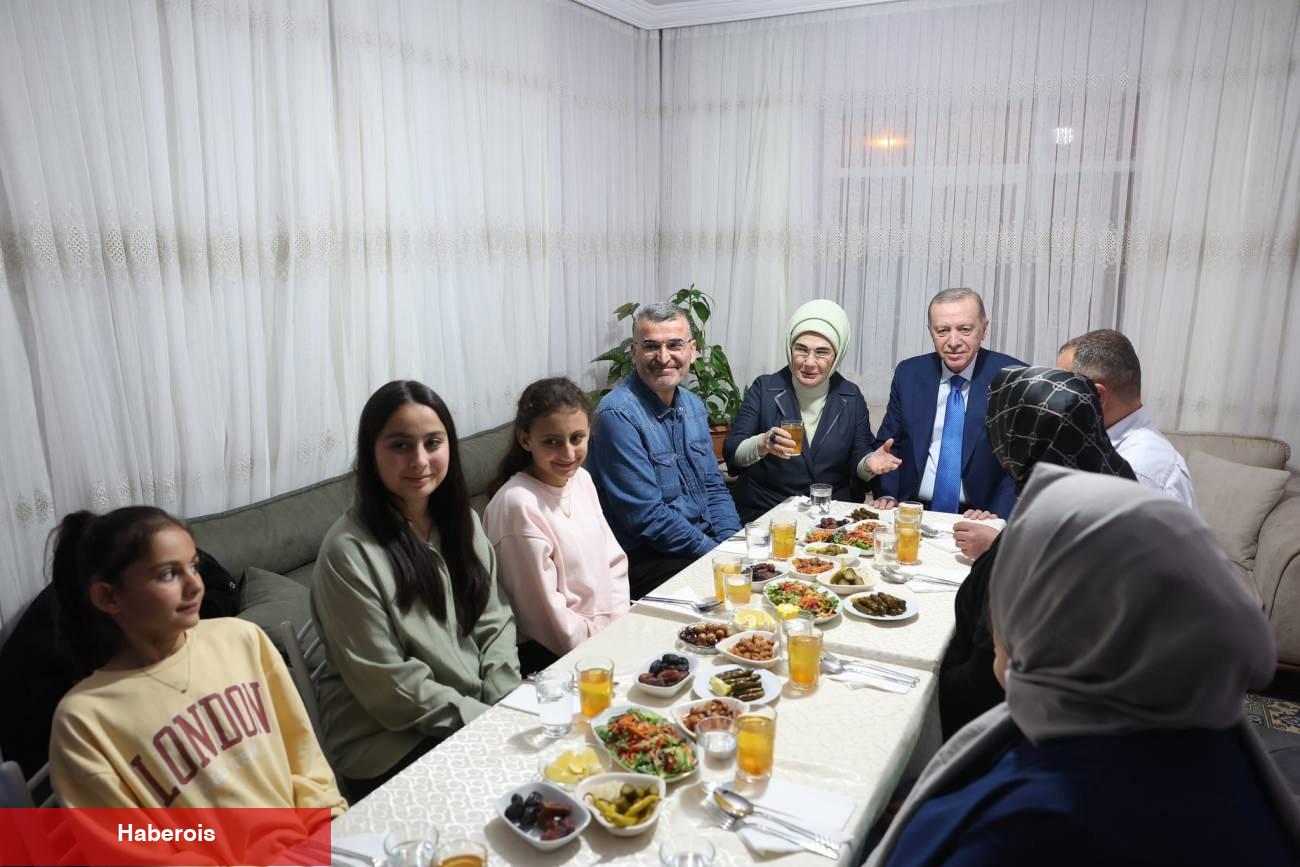 Cumhurbaşkanı Erdoğan ve Emine Erdoğan Taş ailesiyle birlikte iftar yaptı