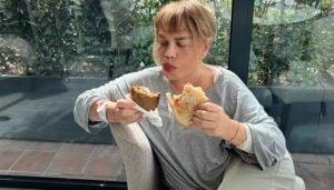 Emel Müftüoğlu Minik Serçe’nin tost keyfini paylaştı: Yiyerek zayıflama metotlarını öğretiyor - Haberois Emel Müftüoğlu Minik Serçe’nin tost keyfini paylaştı: Yiyerek zayıflama metotlarını öğretiyor
