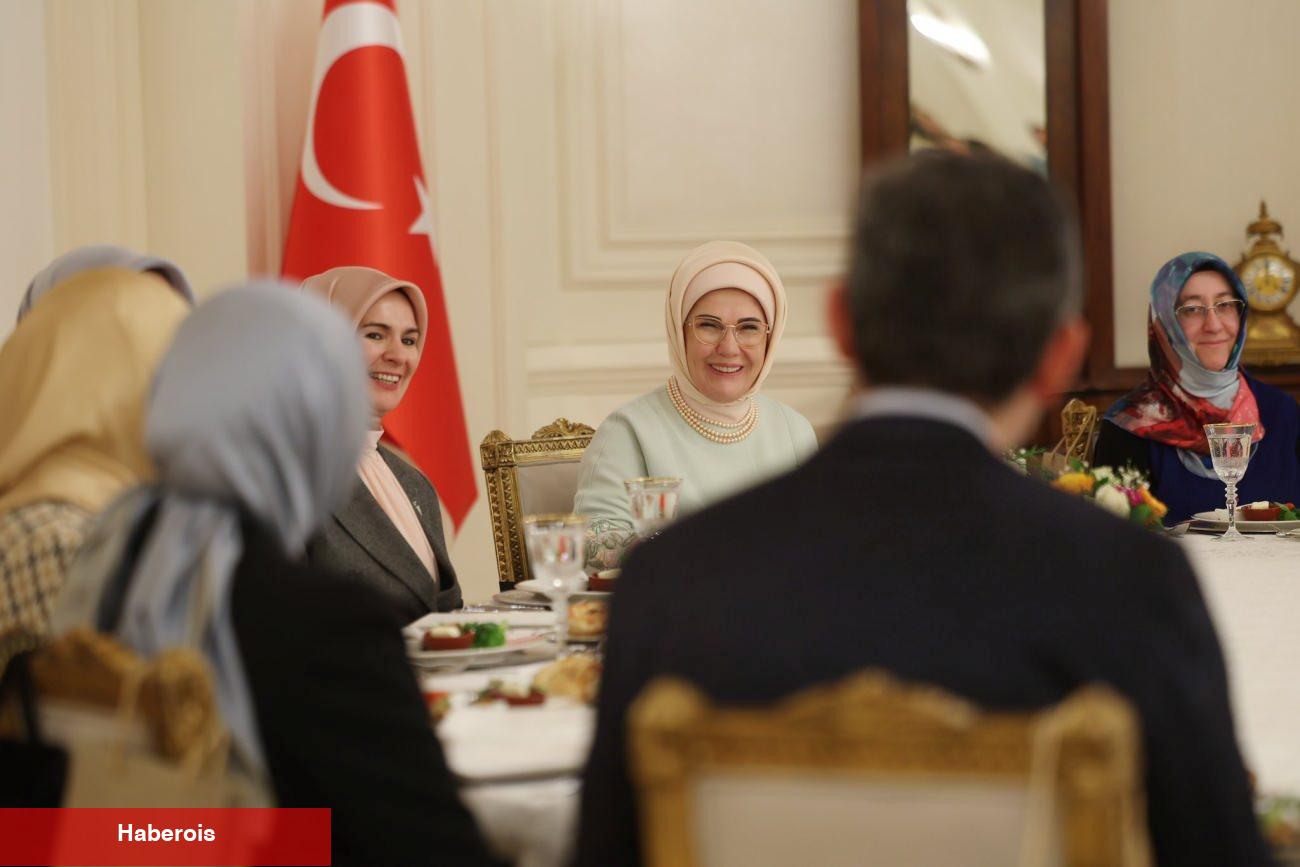 Emine Erdoğan Gönül Elçileri ve vali eşleriyle bir ortaya geldi!"Gönül Elçileri Projesi ile..."