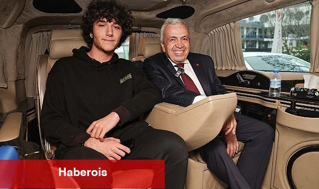 Gençler istedi, Başkan Adayı Şadi Özdemir aracıyla gezdirdi - Haberois Gençler istedi, Başkan Adayı Şadi Özdemir aracıyla gezdirdi