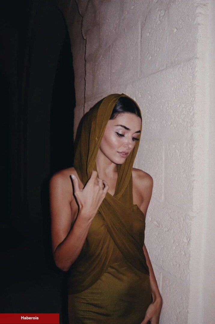 Hande Erçel ile sevgilisi Hakan Sabancı objektiflere yansıdı!