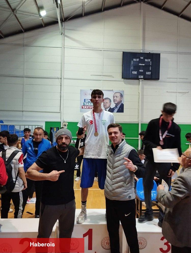 Manisalı sporcular 8 madalya ile Manisa'ya döndü