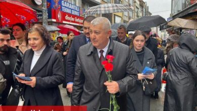 Sadık Güvenç 8 Mart'ta 8 bin gül dağıttı