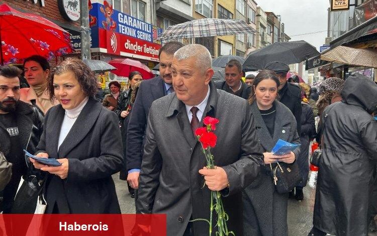 Sadık Güvenç 8 Mart'ta 8 bin gül dağıttı - Haberois Sadık Güvenç 8 Mart'ta 8 bin gül dağıttı