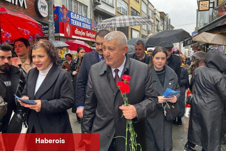 Sadık Güvenç 8 Mart'ta 8 bin gül dağıttı
