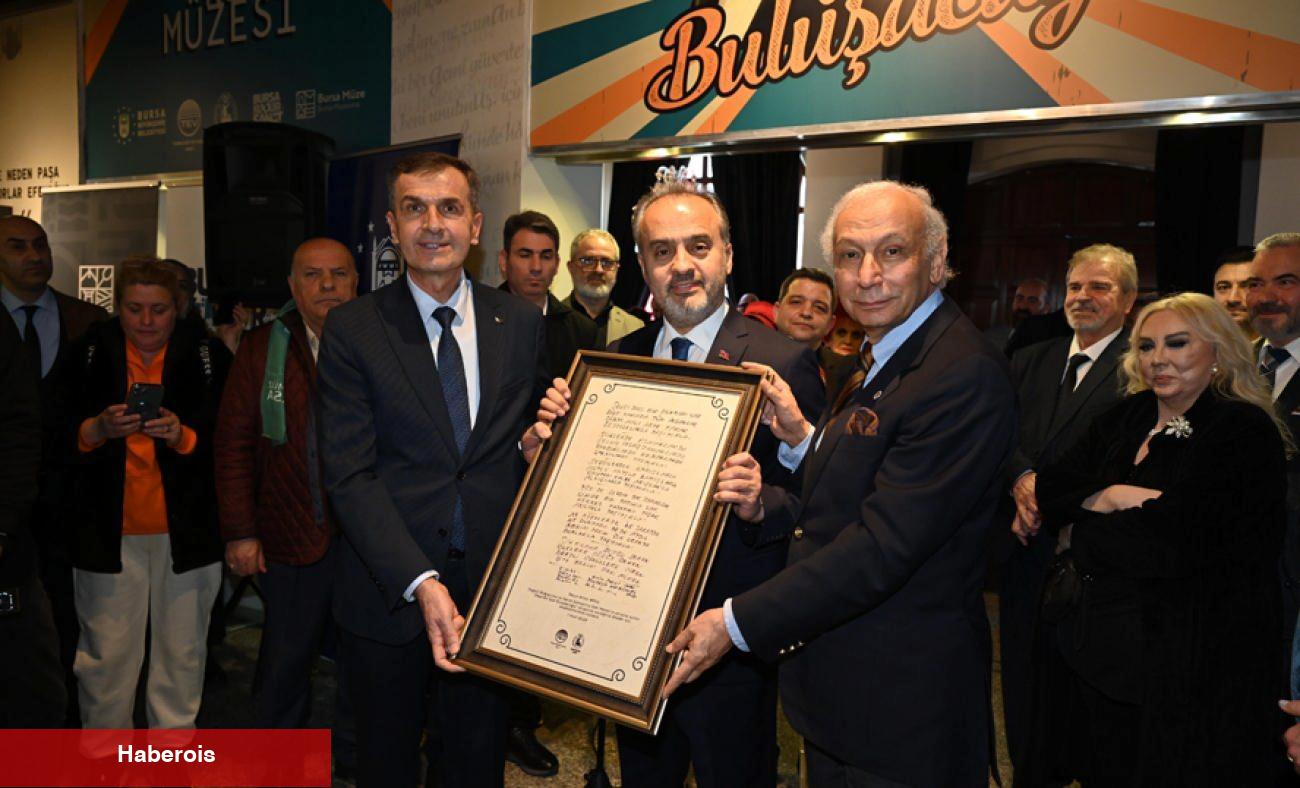 ‘Sanat Güneşi’miz Bursa Kent Müzesi'nde parlıyor! Zeki Müren hayranları akın ediyor