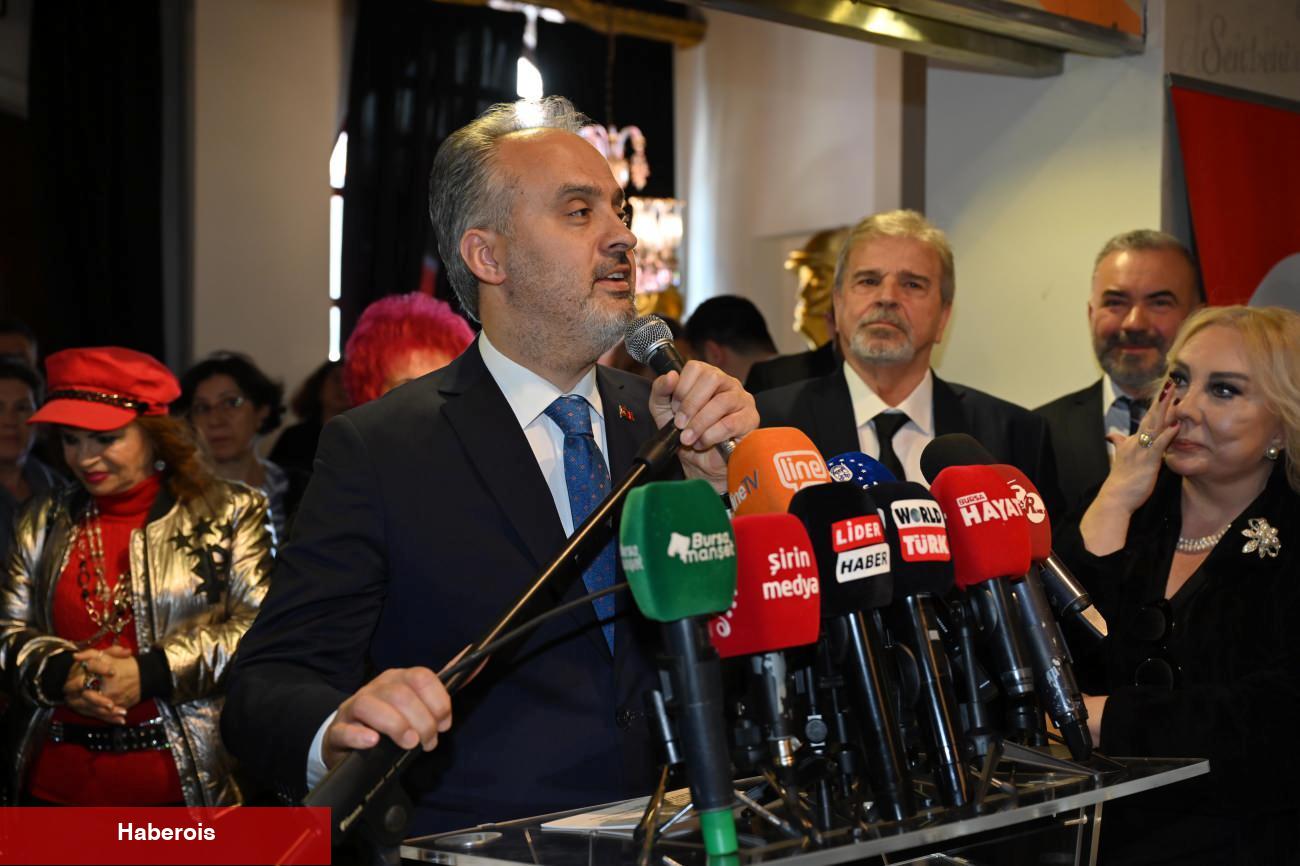 ‘Sanat Güneşi’miz Bursa Kent Müzesi'nde parlıyor! Zeki Müren hayranları akın ediyor