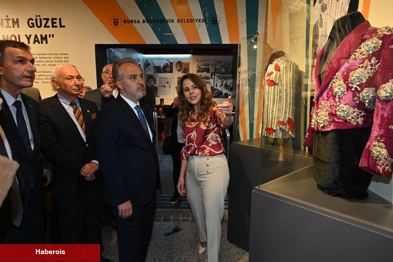 ‘Sanat Güneşi’miz Bursa Kent Müzesi'nde parlıyor! Zeki Müren hayranları akın ediyor