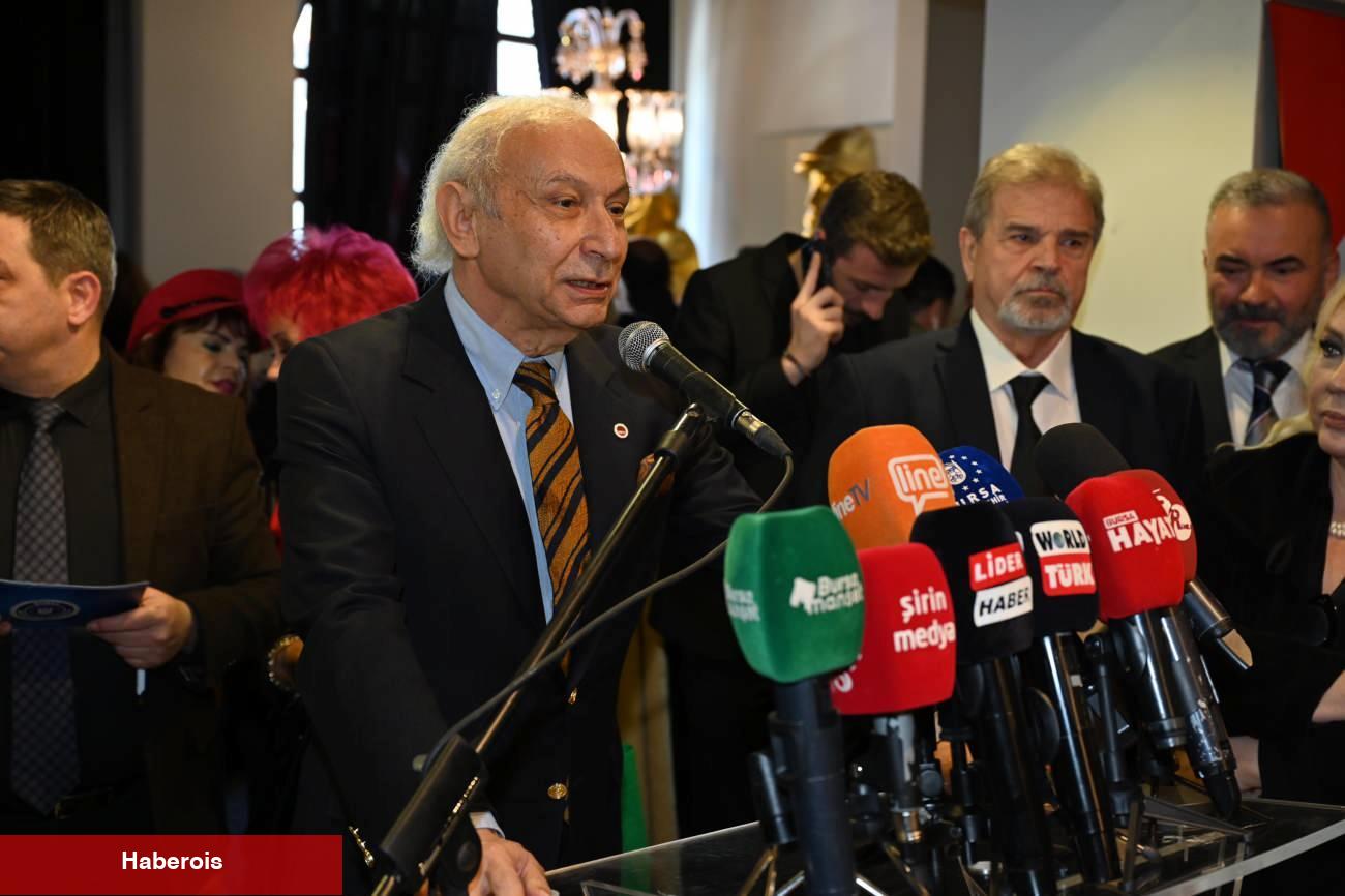 ‘Sanat Güneşi’miz Bursa Kent Müzesi'nde parlıyor! Zeki Müren hayranları akın ediyor