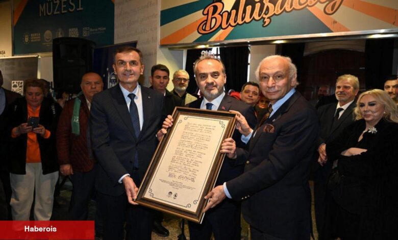 ‘Sanat Güneşi’miz Bursa Kent Müzesi'nde parlıyor! Zeki Müren hayranları akın ediyor - Haberois ‘Sanat Güneşi’miz Bursa Kent Müzesi'nde parlıyor! Zeki Müren hayranları akın ediyor