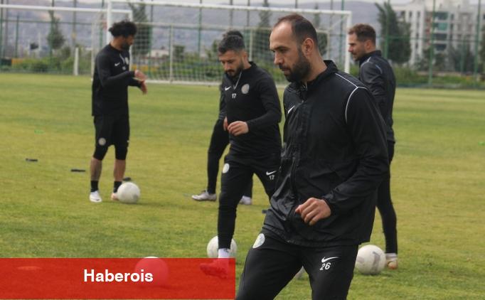 Şanlıurfasporlu futbolculardan olay protesto - Haberois Şanlıurfasporlu futbolculardan olay protesto