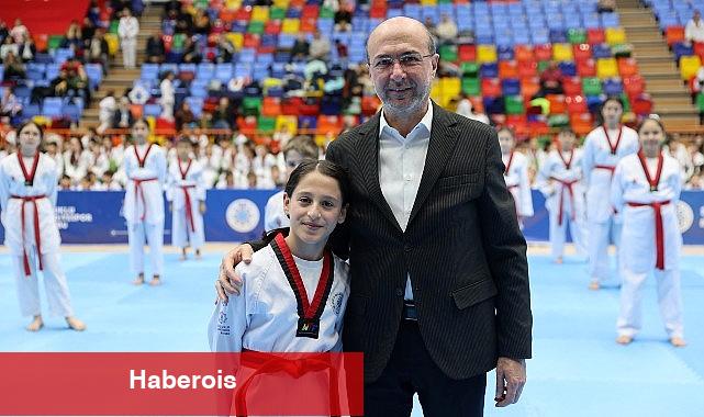 Selçuklu Belediye Başkanı Ahmet Pekyatırmacı, Selçuklu Belediyespor Kulübü'nde Tekvando branşında eğitim gören sporcuların kuşak heyecanına ortak oldu - Haberois Selçuklu Belediye Başkanı Ahmet Pekyatırmacı, Selçuklu Belediyespor Kulübü'nde Tekvando branşında eğitim gören sporcuların kuşak heyecanına ortak oldu