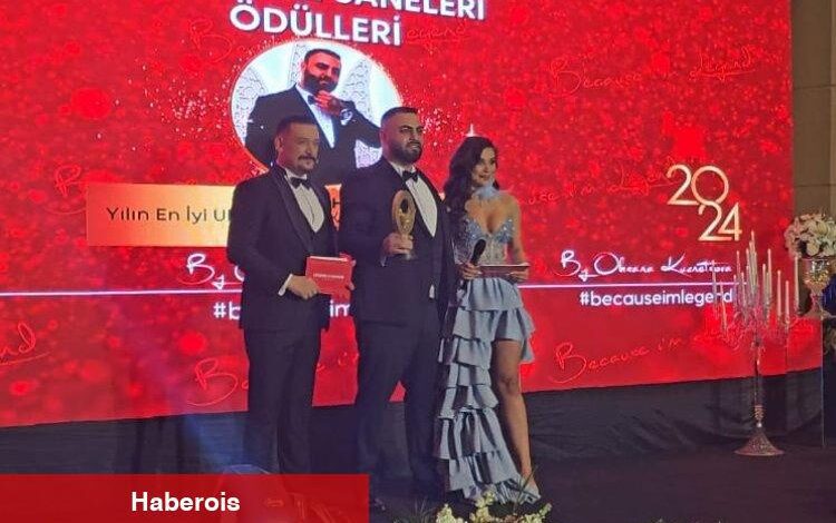 Tolga Pehlivan'a bir gecede 2 anlamlı ödül! - Haberois Tolga Pehlivan'a bir gecede 2 anlamlı ödül!
