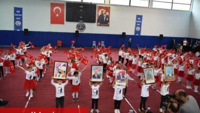 23 Nisan coşkusu salonlara sığmadı