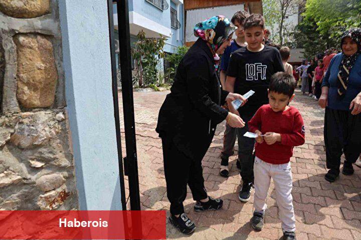 Adana'da bayram harçlığı kuyruğu! Duyan sıraya girdi
