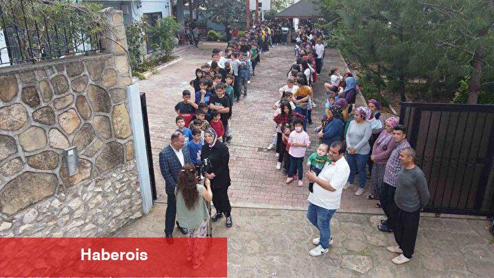 Adana'da bayram harçlığı kuyruğu! Duyan sıraya girdi