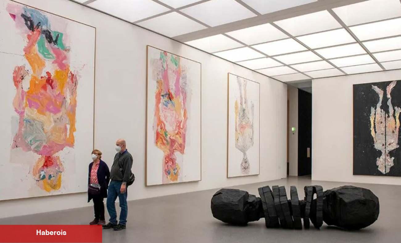 Avrupa'nın en ünlü sanat galerine kendi fotoğraflarını astı! Çabucak işten çıkarıldı