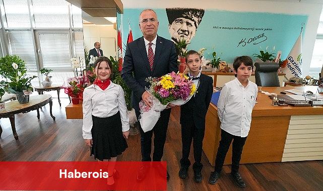 Başkan Işık, koltuğunu çocuklara devretti - Haberois Başkan Işık, koltuğunu çocuklara devretti