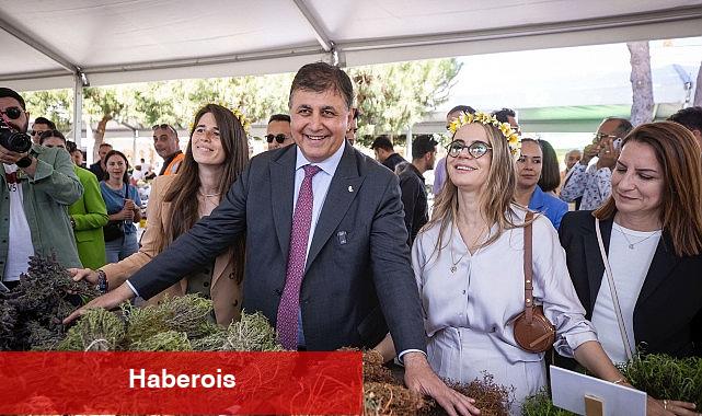 Başkan Tugay, Alaçatı Ot Festivali'nin açılışını yaptı - Haberois Başkan Tugay, Alaçatı Ot Festivali'nin açılışını yaptı
