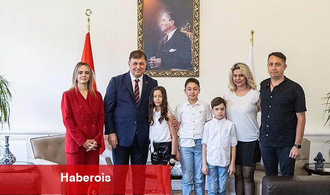 Başkan Tugay'ın emanet ettiği koltukta şarkılı mesaj