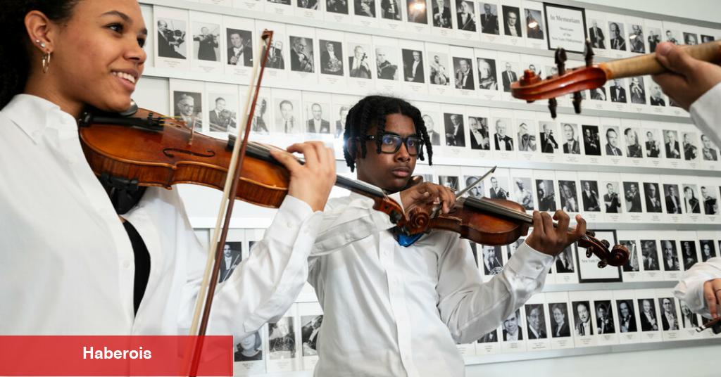 Bir Öğrenci Orkestrası 'Mambo!' diye bağırıyor ve İdolüyle Buluşuyor
