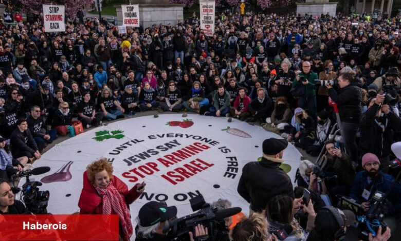 Brooklyn Seder Protestosu'nda New Yorklu Yahudiler Yardım Konusunda Schumer'i Hedef Alıyor - Haberois Brooklyn Seder Protestosu'nda New Yorklu Yahudiler Yardım Konusunda Schumer'i Hedef Alıyor