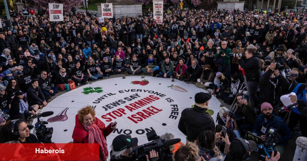 Brooklyn Seder Protestosu'nda New Yorklu Yahudiler Yardım Konusunda Schumer'i Hedef Alıyor