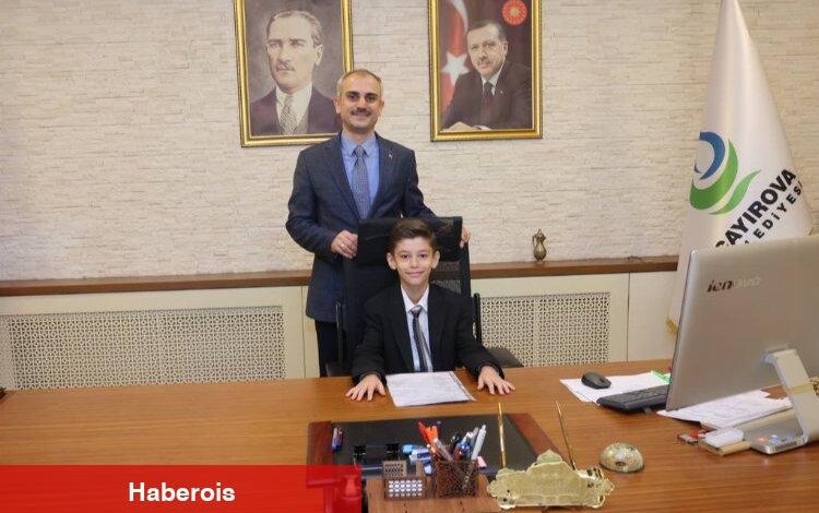 Çiftçi, koltuğunu minik başkana devretti - Haberois Çiftçi, koltuğunu minik başkana devretti