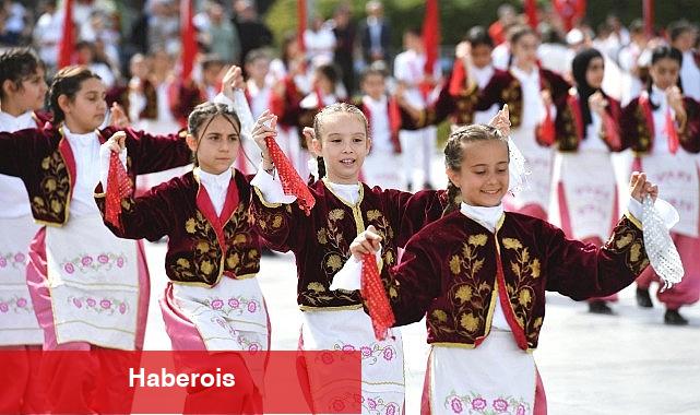 Cumhuriyet Meydanı çocukların gösterileriyle renklendi - Haberois Cumhuriyet Meydanı çocukların gösterileriyle renklendi