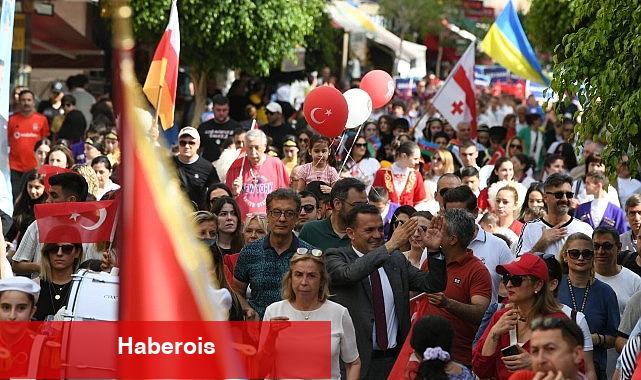 Dünya çocukları 23 Nisan'ı Yenişehir sokaklarında kutladı - Haberois Dünya çocukları 23 Nisan'ı Yenişehir sokaklarında kutladı