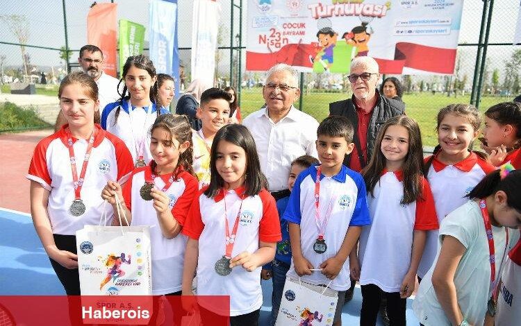 Geleceğin tenisçilerine madalyalarını Başkan Büyükkılıç verdi
