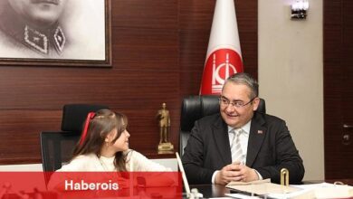 Keçiören Belediye Başkanı Dr. Mesut Özarslan koltuğunu 10 yaşındaki şehit kızı Melis Kara'ya devretti