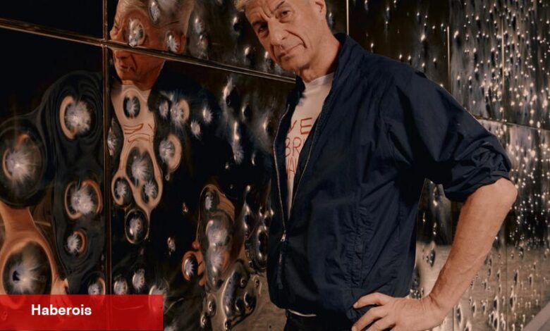 Maurizio Cattelan'ın Silah Gösterisi Var - Haberois Maurizio Cattelan'ın Silah Gösterisi Var