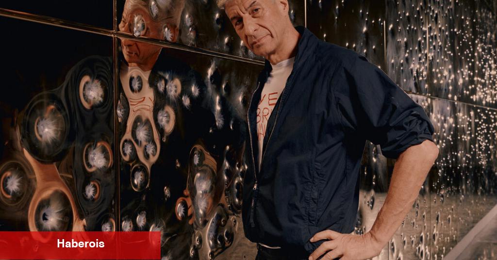 Maurizio Cattelan'ın Silah Gösterisi Var