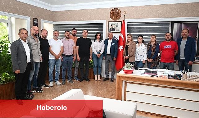 Minik futbolcuların velilerinden teşekkür ziyareti - Haberois Minik futbolcuların velilerinden teşekkür ziyareti