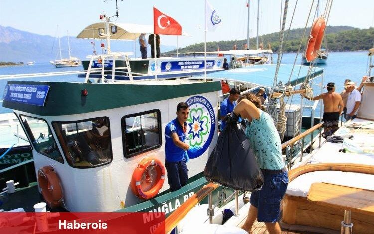 Muğla Büyükşehir Belediyesi bayram tatilinde de teknelerden atık topladı - Haberois Muğla Büyükşehir Belediyesi bayram tatilinde de teknelerden atık topladı