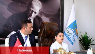 Narlıdere Belediye Başkanı Erman Uzun, 23 Nisan Ulusal Egemenlik ve Çocuk Bayramı'nda koltuğu 3.sınıf öğrencisi Ali Dönmez'e devretti