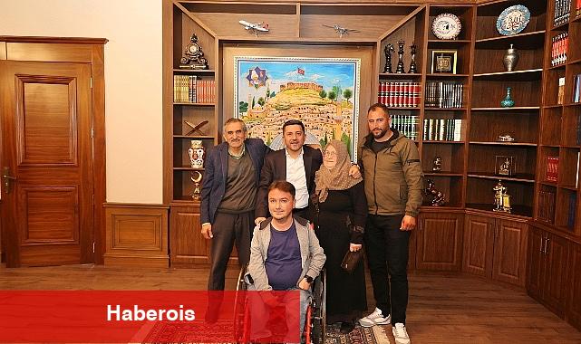 31 Mart Yerel Seçimlerinde yeniden Nevşehir Belediye Başkanı seçilen Rasim Arı, bir yandan belediye hizmetlerine ilişkin saha incelemelerini sürdürürken bir yandan da tebrikleri kabul ediyor - Haberois 31 Mart Yerel Seçimlerinde yeniden Nevşehir Belediye Başkanı seçilen Rasim Arı, bir yandan belediye hizmetlerine ilişkin saha incelemelerini sürdürürken bir yandan da tebrikleri kabul ediyor