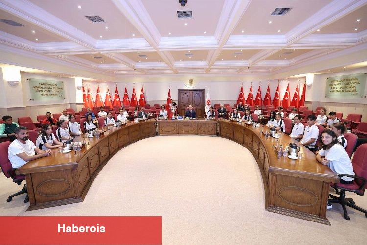 Bakan Güler Yüksekova Belediyespor sporcularıyla buluştu