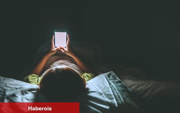 Beyni uyaran ekranlar: Telefona bakmak uykunuzu nasıl etkiliyor