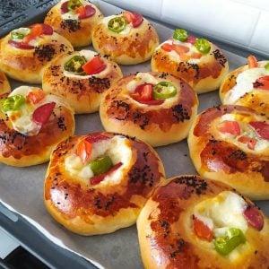 Gurme lezzetler meskende: Nefis pizza poğaça tanımı