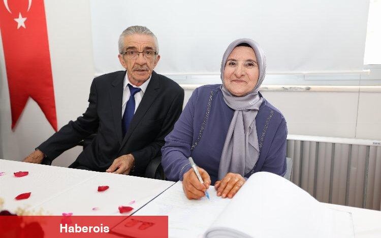 İkinci baharını yaşayan çiftin nikahını Başkan Büyükgöz kıydı - Haberois İkinci baharını yaşayan çiftin nikahını Başkan Büyükgöz kıydı