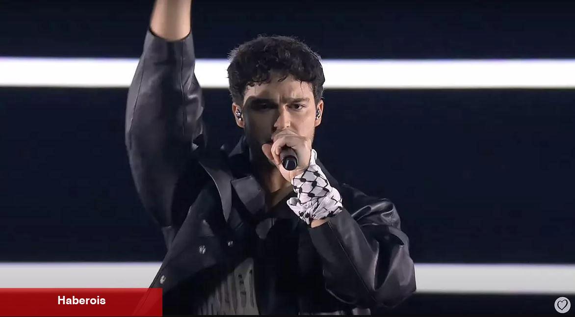 İsrail'e kucak açan Eurovision'da "kefiye" krizi! İsveçli Eric Saade direnişi sahneye taşıdı