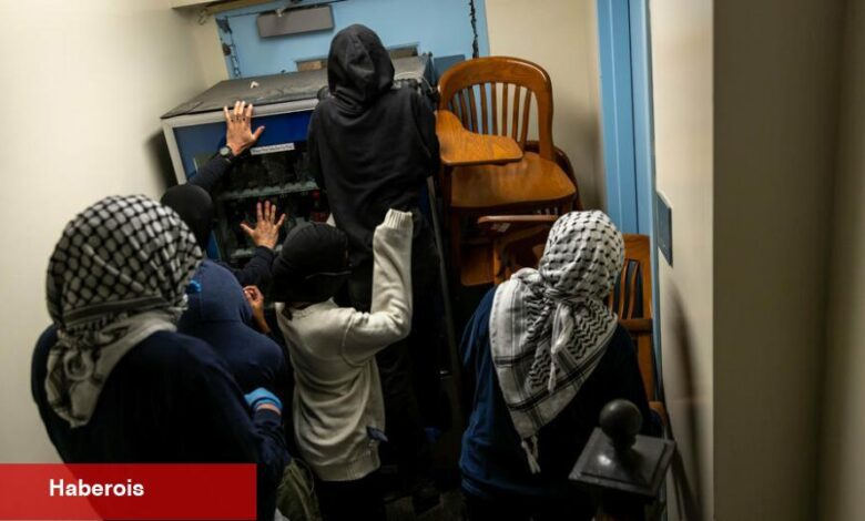 Kilitler, Zincirler, Yönlendirmeler: Columbia Öğrencileri Hamilton Hall'u Nasıl Ele Geçirdi? - Haberois Kilitler, Zincirler, Yönlendirmeler: Columbia Öğrencileri Hamilton Hall'u Nasıl Ele Geçirdi?