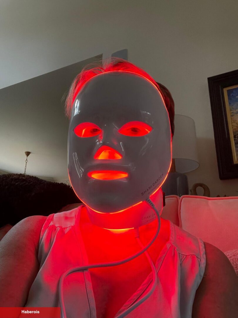 Kırmızı LED ışıklı yüz maskeleri trend oldu! Led maske yararları nelerdir?