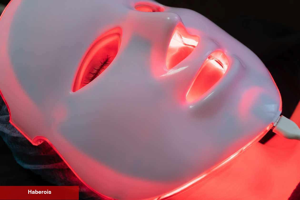 Kırmızı LED ışıklı yüz maskeleri trend oldu! Led maske yararları nelerdir?