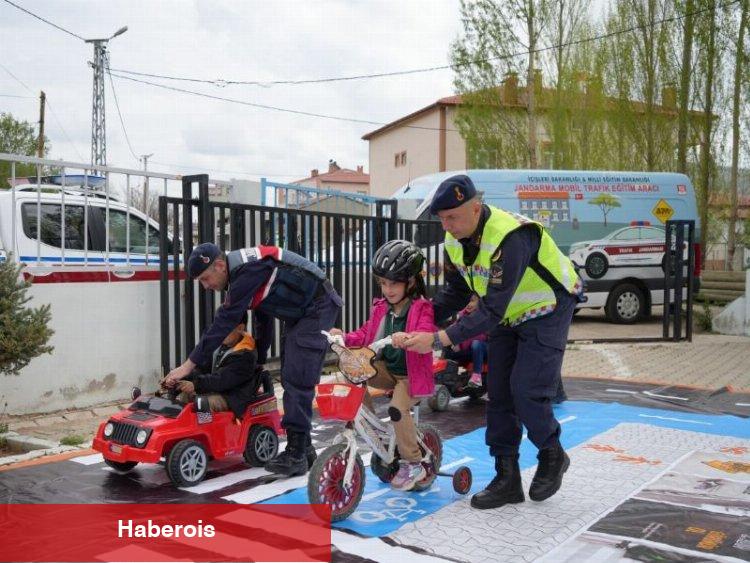 Köy okulu miniklerine trafik eğitimi